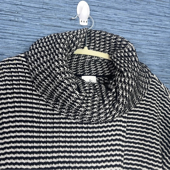 Cabi Fergie Overlapping Turtleneck Sweater Size Small Black White - Picture 4 of 11